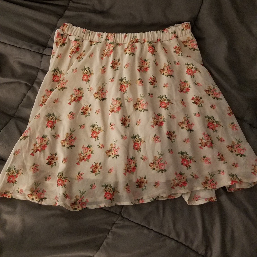 Flower print short flowy skirt NWT